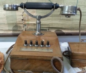 Teléfono antiguo de escritorio. Origen alemán. Años 20-30. Estructura de madera.