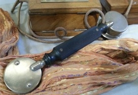 Teléfono antiguo de escritorio. Origen alemán. Años 20-30. Estructura de madera.