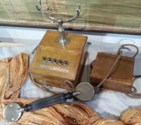 Teléfono antiguo de escritorio. Origen alemán. Años 20-30. Estructura de madera.
