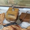 Teléfono antiguo de escritorio. Origen alemán. Años 20-30. Estructura de madera.