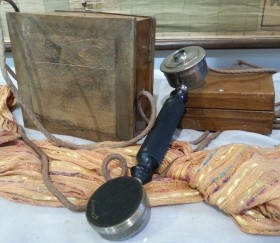 Teléfono antiguo de escritorio. Origen alemán. Años 20-30. Estructura de madera.