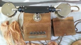 Teléfono antiguo de escritorio. Origen alemán. Años 20-30. Estructura de madera.