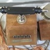 Teléfono antiguo de escritorio. Origen alemán. Años 20-30. Estructura de madera.
