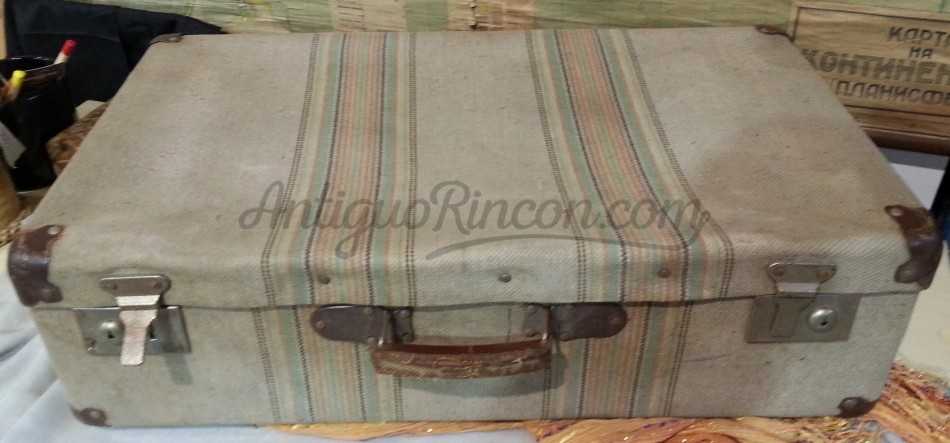 Maleta los años 70. Cartón duro forrada tela y metal.