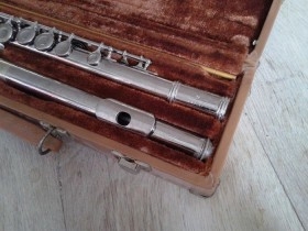 Flauta travesera de los años 60. Origen holandés. Con su estuche original. Maravillosa.