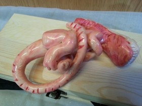 Alienígena bebé. Réplica. En cofre de madera.