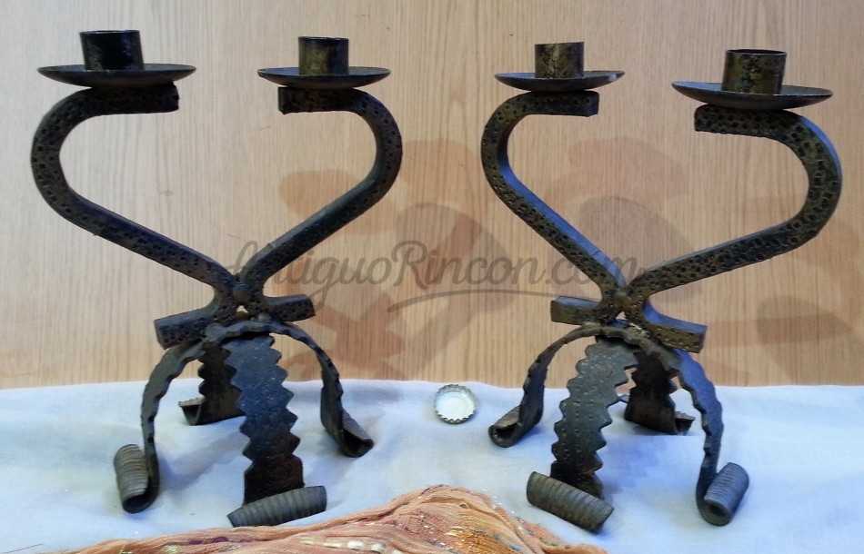 Candelabros en hierro. Pareja. Rústicos.Buen estado. Candelabros en hierro. Pareja. Rústicos.Buen estado.