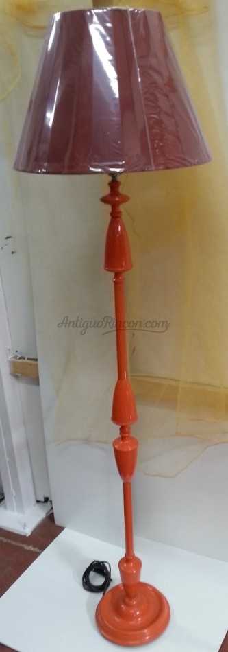 Lámpara de suelo. Lámpara de pie. Años 70. Esmaltada en color naranja. Lámpara de suelo. Lámpara de pie. Años 70. Esmaltada en color naranja.