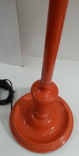 Lámpara de suelo. Lámpara de pie. Años 70. Esmaltada en color naranja.