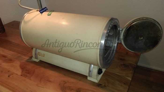 Esterilizador antiguo de instrumental médico. De vapor. Años 50. Pieza de colección. Esterilizador antiguo de instrumental médico. De vapor. Años 50. Pieza de colección.