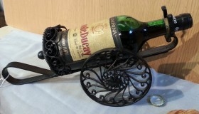 Botellero muy curioso metálico con botella de vino Monte Ducay. Año 1970