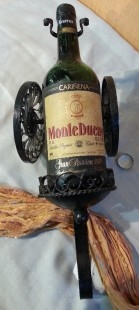 Botellero muy curioso metálico con botella de vino Monte Ducay. Año 1970