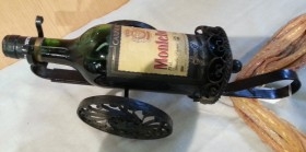 Botellero muy curioso metálico con botella de vino Monte Ducay. Año 1970