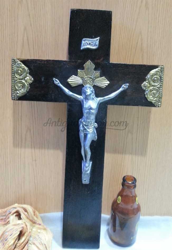 Crucifijo viejo en madera y metal. Crucifijo viejo en madera y metal.