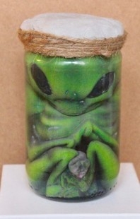 Alienígena verde muy peligroso. Réplica. Metido en tarro de vidrio con agua.