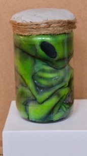 Alienígena verde muy peligroso. Réplica. Metido en tarro de vidrio con agua.