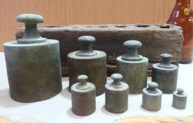 Pesas originales en bronce con su taco. Juego de 8 pesas antiguas