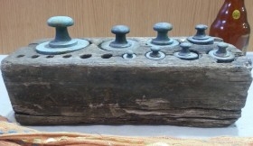 Pesas originales en bronce con su taco. Juego de 8 pesas antiguas