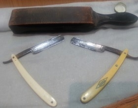 Asentador y navajas de barbero. Antiguas herramientas de barbería.