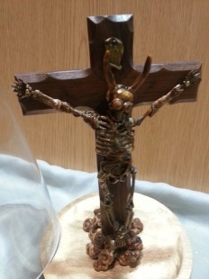 Demonio crucificado. Esqueleto de diablo en cruz. Réplica. Muy realista.