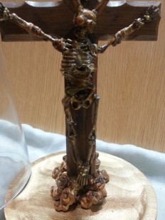 Demonio crucificado. Esqueleto de diablo en cruz. Réplica. Muy realista.