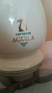 Columna cervecera antigua marca ÁGUILA. Cerámica.