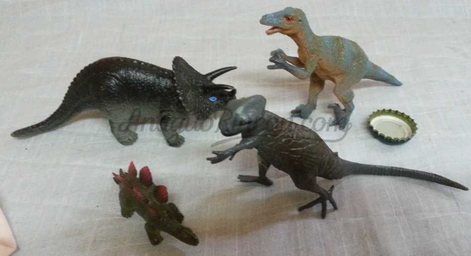 Dinosaurios de juguete. Fabricados en plástico y goma.