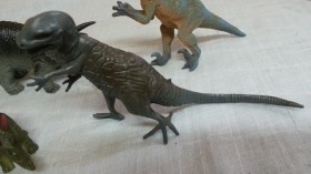 Dinosaurios de juguete. Fabricados en plástico y goma.