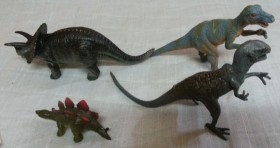 Dinosaurios de juguete. Fabricados en plástico y goma.