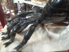Escorpión gigante en vitrina de exposición. Escarabajo Emperador. Mide la vitrina casi 2 m de altura.