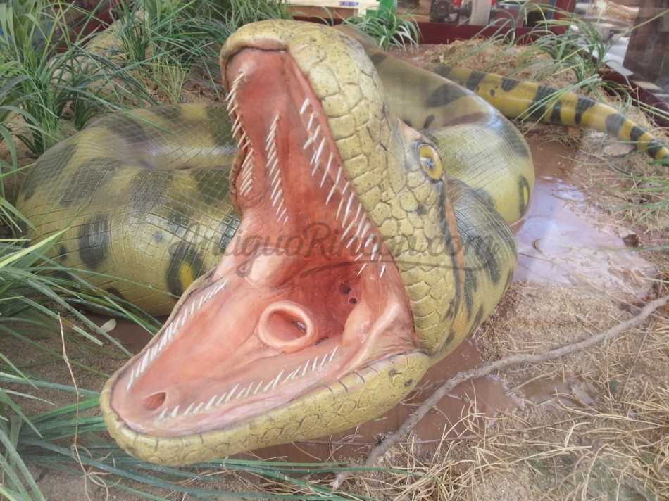 Anaconda gigante. Serpiente Anaconda. Réplica. Enorme tamaño.