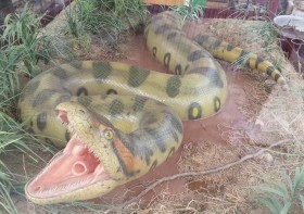 Anaconda gigante. Serpiente Anaconda. Réplica. Enorme tamaño.
