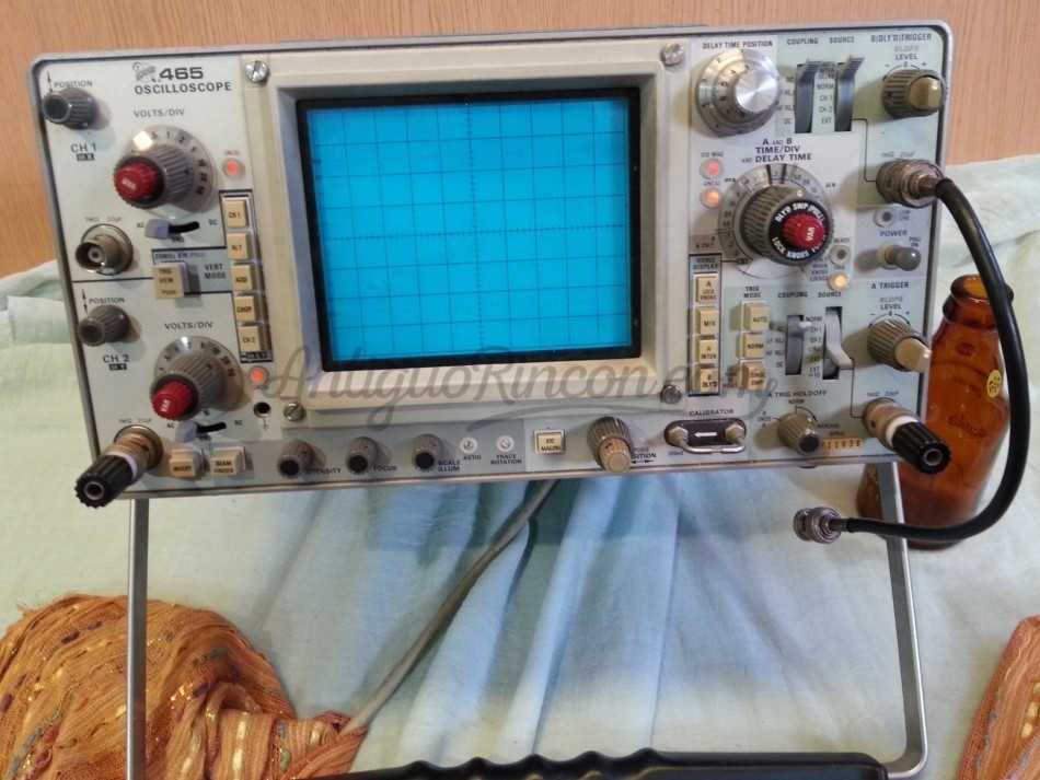 Osciloscopio TEKTRONIX 465. Buen estado general. Funciona.