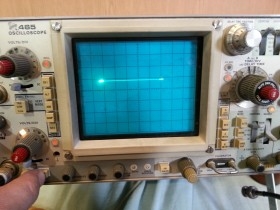 Osciloscopio TEKTRONIX 465. Buen estado general. Funciona.