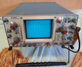 Osciloscopio TEKTRONIX 465. Buen estado general. Funciona.