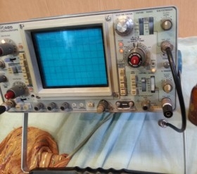 Osciloscopio TEKTRONIX 465. Buen estado general. Funciona.