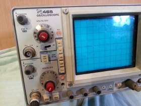 Osciloscopio TEKTRONIX 465. Buen estado general. Funciona.