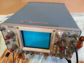 Osciloscopio TEKTRONIX 465. Buen estado general. Funciona.