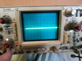 Osciloscopio TEKTRONIX 465. Buen estado general. Funciona.