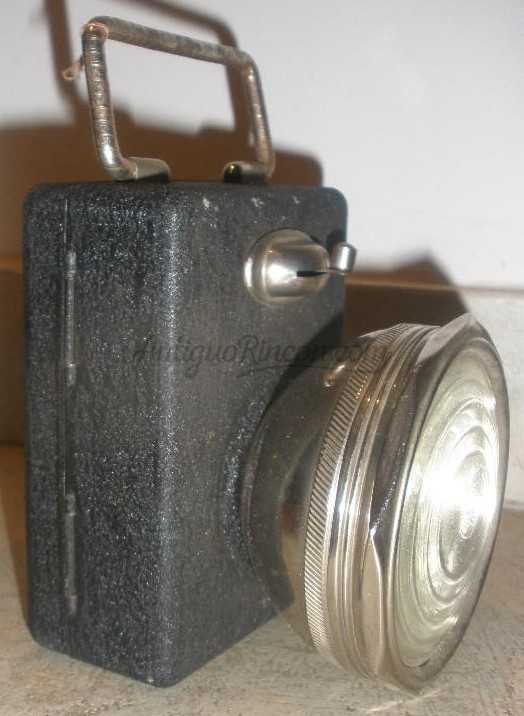Linterna antigua. Años 40. Tipo petaca. Curiosa. Linterna antigua. Años 40. Tipo petaca. Curiosa.