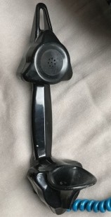 Teléfono antiguo de pared. Años 50-60. Baquelita y metal. De antiguo bunker alemán.