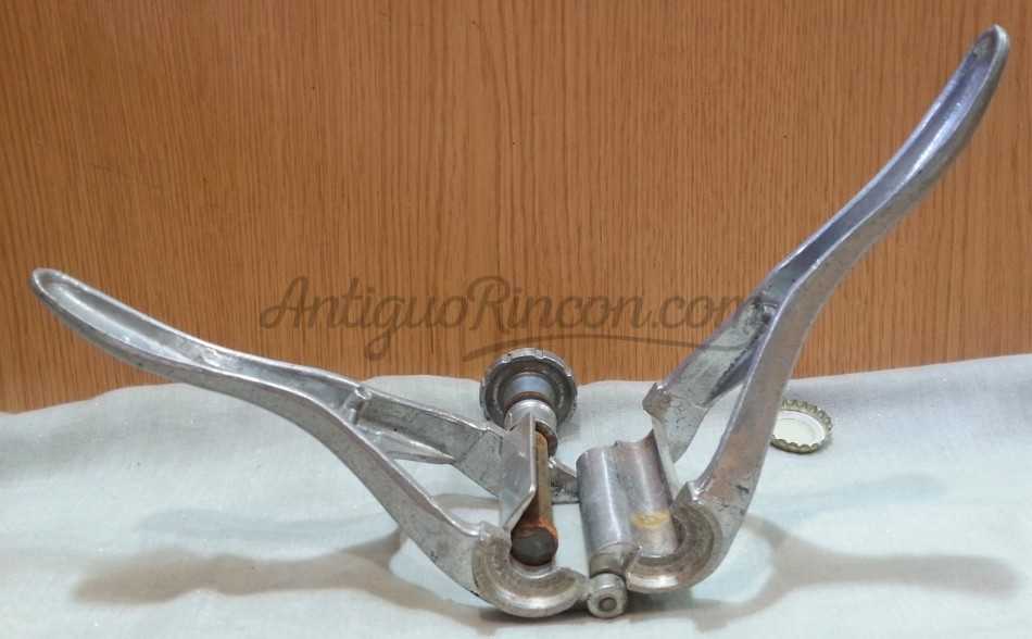 Encorchadora manual. Rústica y vieja. Funcionando.