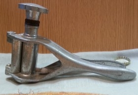 Encorchadora manual. Rústica y vieja. Funcionando.