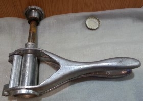 Encorchadora manual. Rústica y vieja. Funcionando.