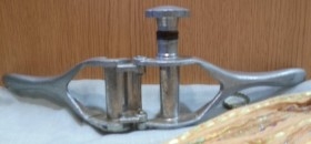 Encorchadora manual. Rústica y vieja. Funcionando.