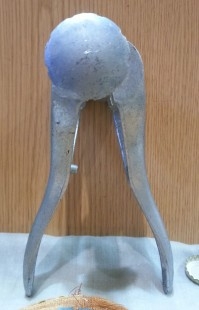 Encorchadora manual. Rústica y vieja. Funcionando.