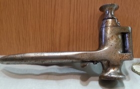 Encorchadora manual. Rústica y vieja. Funcionando.