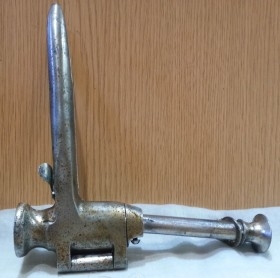 Encorchadora manual. Rústica y vieja. Funcionando.