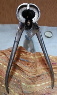 Encorchadora manual. Rústica y vieja. Funcionando.