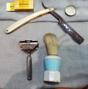 Conjunto objetos barbería antigua. Brocha